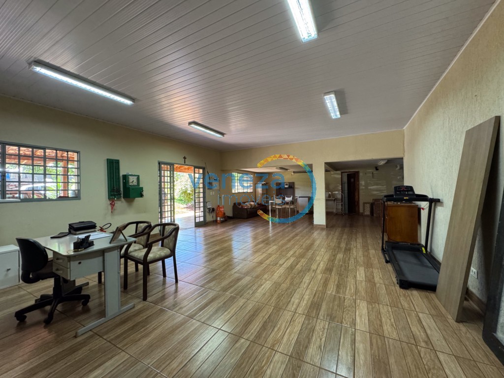 Barracão para locação no bairro Yara de Londrina com 582m<sup>2</sup> útil, 1 vaga de garagem