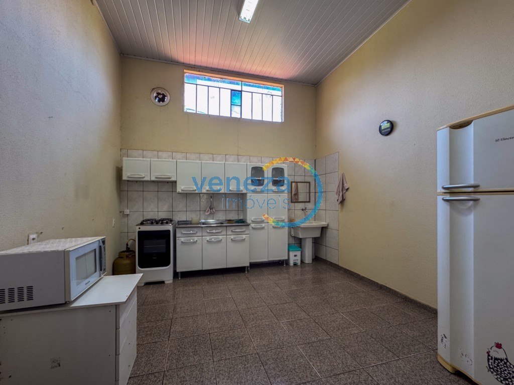 Barracão para locação no bairro Yara de Londrina com 582m<sup>2</sup> útil, 1 vaga de garagem