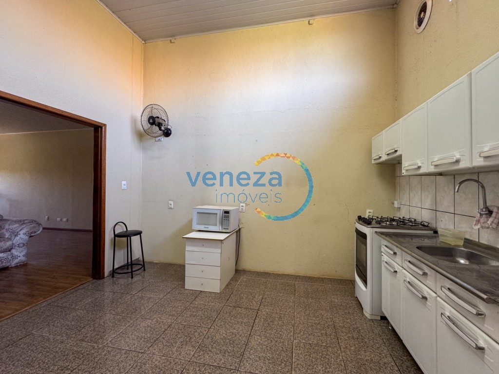 Barracão para locação no bairro Yara de Londrina com 582m<sup>2</sup> útil, 1 vaga de garagem