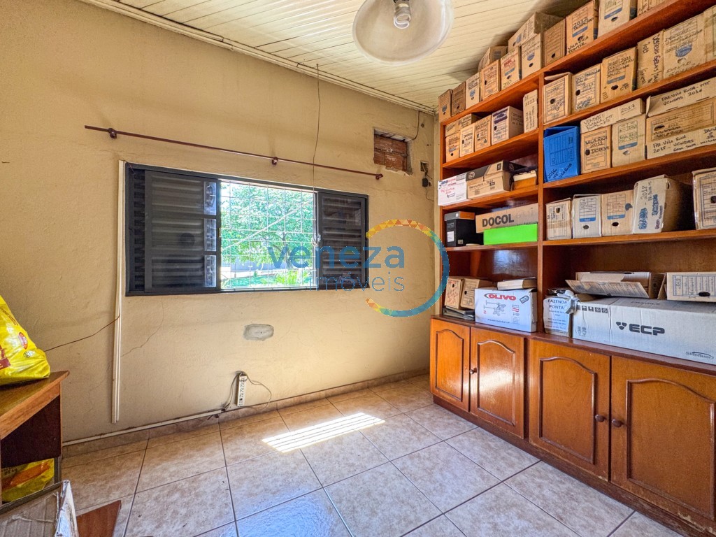 Barracão para locação no bairro Yara de Londrina com 582m<sup>2</sup> útil, 1 vaga de garagem