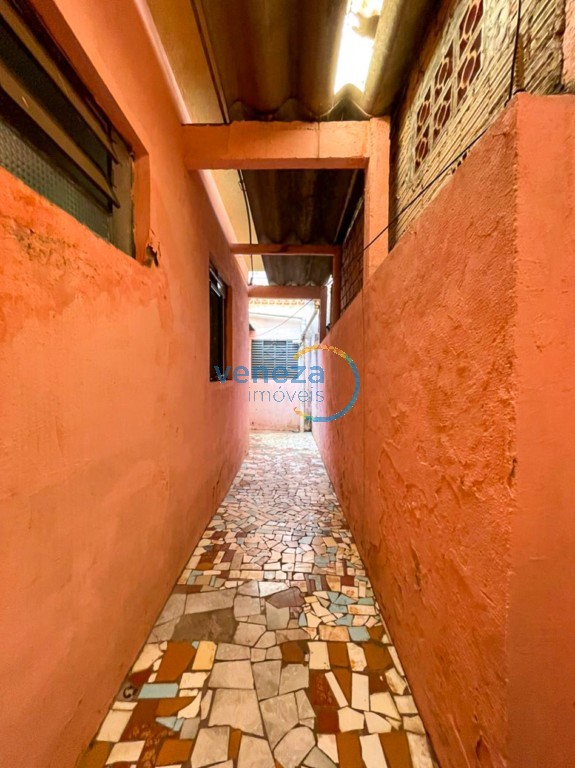 Casa Comercial à venda no bairro Coliseu de Londrina com 170m<sup>2</sup> útil, 1 vaga de garagem