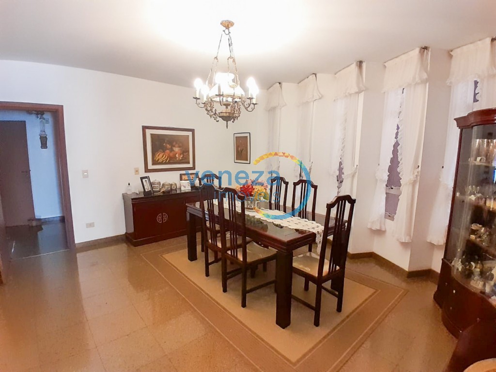Apartamento à venda no bairro Centro de Londrina com 283.98m<sup>2</sup> útil, 4 quartos, 2 vagas de garagem
