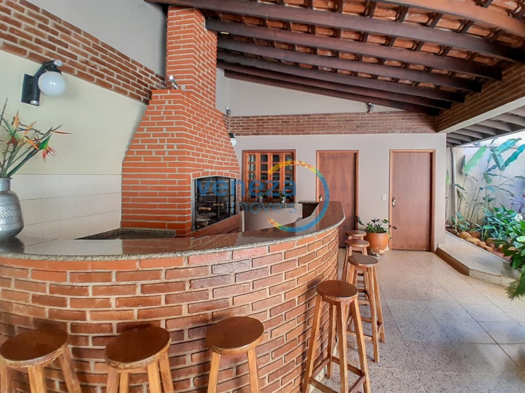 Apartamento à venda no bairro Centro de Londrina com 283.98m<sup>2</sup> útil, 4 quartos, 2 vagas de garagem