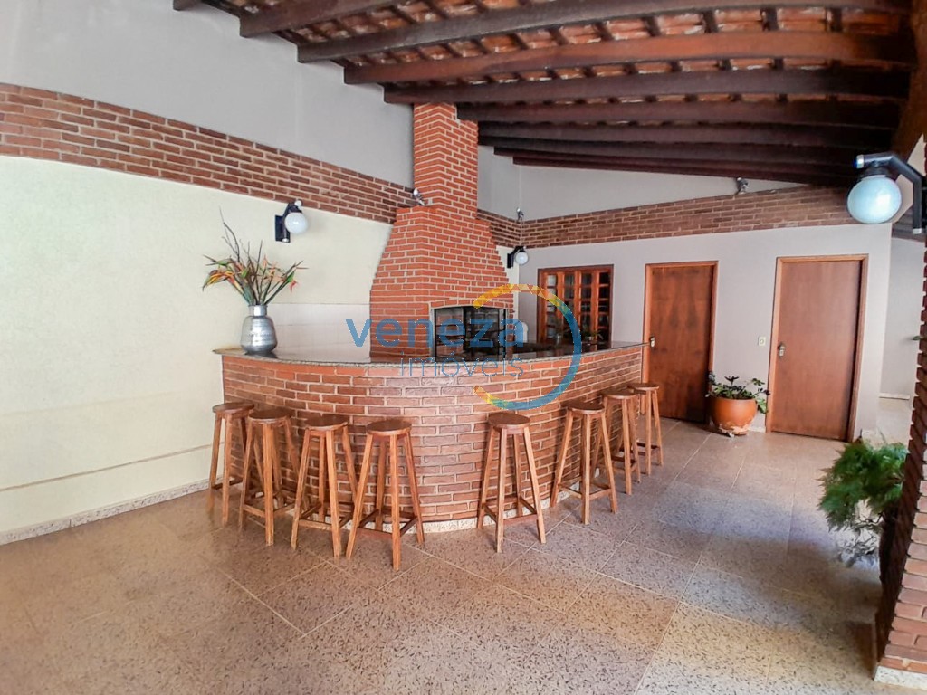 Apartamento à venda no bairro Centro de Londrina com 283.98m<sup>2</sup> útil, 4 quartos, 2 vagas de garagem