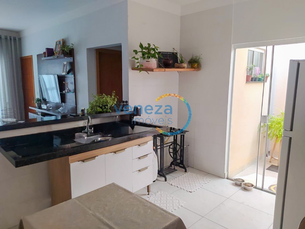 Casa Residencial à venda no bairro Coliseu de Londrina com 76m<sup>2</sup> útil, 3 quartos, 1 vaga de garagem