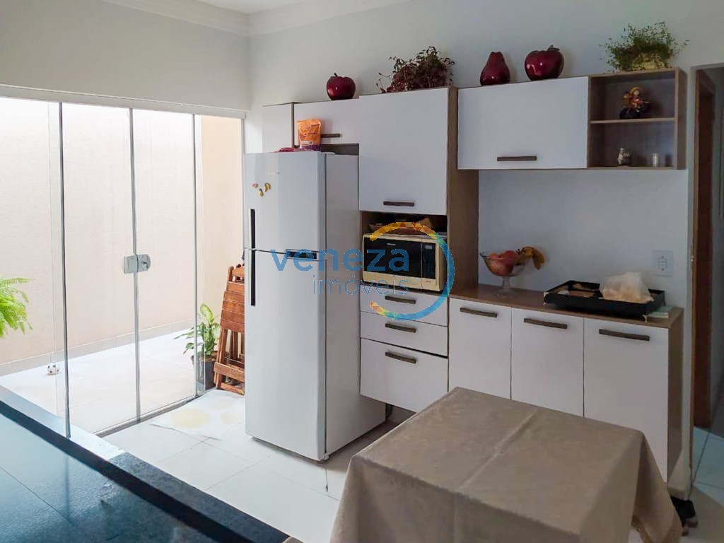 Casa Residencial à venda no bairro Coliseu de Londrina com 76m<sup>2</sup> útil, 3 quartos, 1 vaga de garagem