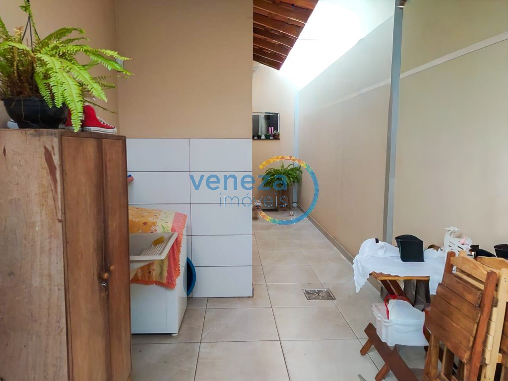 Casa Residencial à venda no bairro Coliseu de Londrina com 76m<sup>2</sup> útil, 3 quartos, 1 vaga de garagem