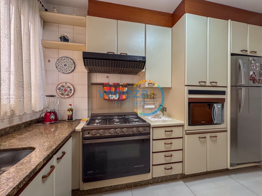 Apartamento à venda no bairro Centro de Londrina com 100m<sup>2</sup> útil, 3 quartos, 1 vaga de garagem