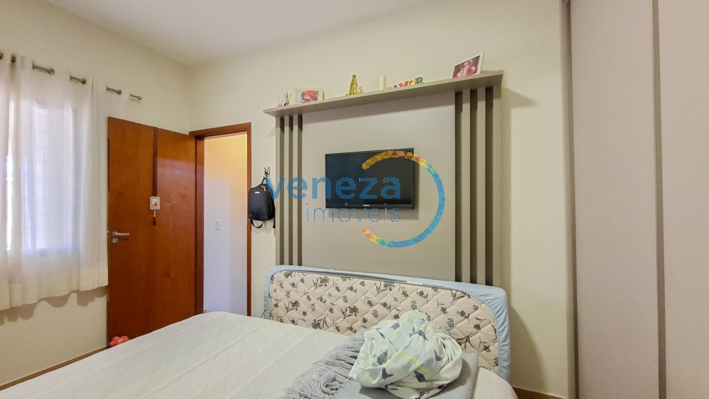 Casa Residencial à venda no bairro Neman Sahyun de Londrina com 116m<sup>2</sup> útil, 4 quartos, 2 vagas de garagem