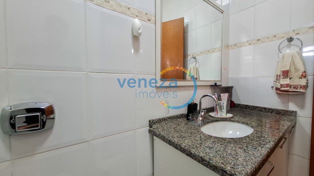 Casa Residencial à venda no bairro Neman Sahyun de Londrina com 116m<sup>2</sup> útil, 4 quartos, 2 vagas de garagem