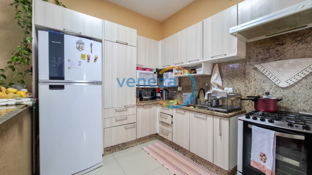 Casa Residencial à venda no bairro Neman Sahyun de Londrina com 116m<sup>2</sup> útil, 4 quartos, 2 vagas de garagem