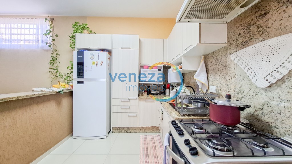 Casa Residencial à venda no bairro Neman Sahyun de Londrina com 116m<sup>2</sup> útil, 4 quartos, 2 vagas de garagem