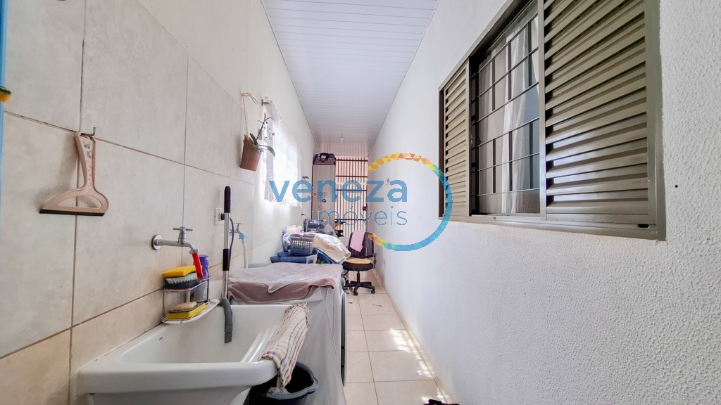 Casa Residencial à venda no bairro Neman Sahyun de Londrina com 116m<sup>2</sup> útil, 4 quartos, 2 vagas de garagem