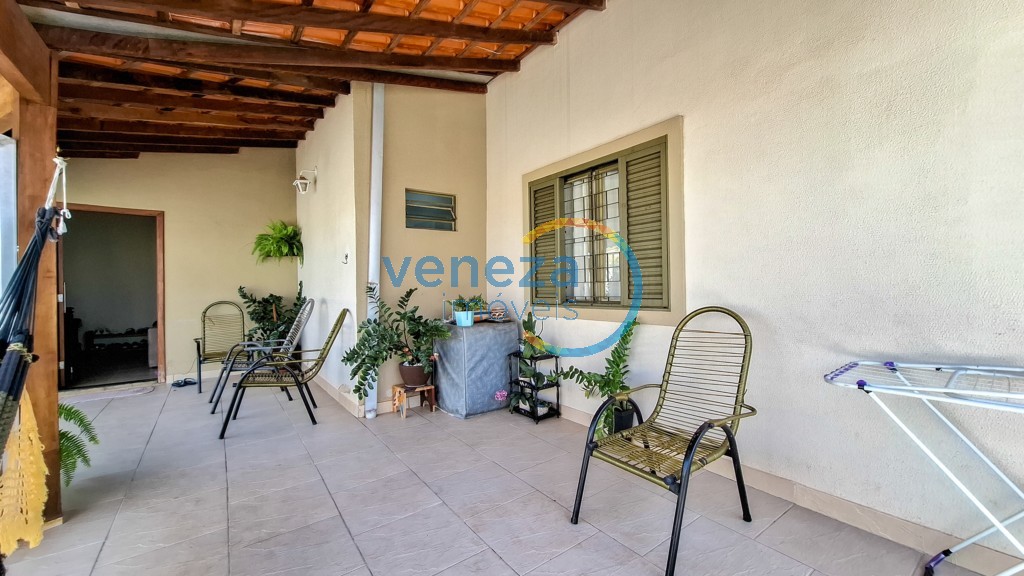 Casa Residencial à venda no bairro Neman Sahyun de Londrina com 116m<sup>2</sup> útil, 4 quartos, 2 vagas de garagem