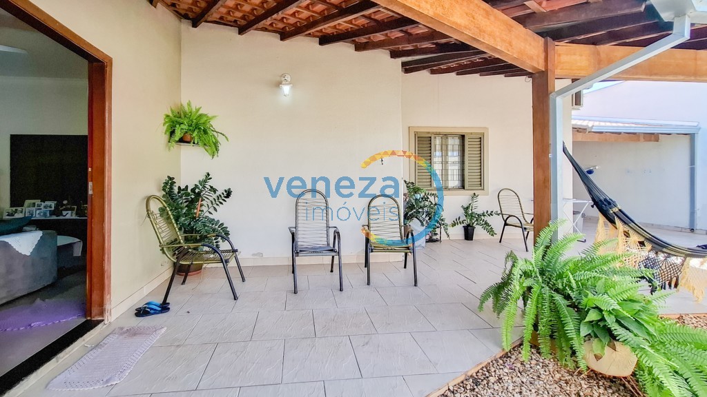 Casa Residencial à venda no bairro Neman Sahyun de Londrina com 116m<sup>2</sup> útil, 4 quartos, 2 vagas de garagem