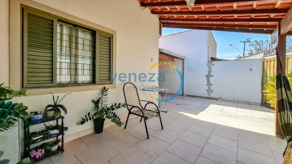 Casa Residencial à venda no bairro Neman Sahyun de Londrina com 116m<sup>2</sup> útil, 4 quartos, 2 vagas de garagem