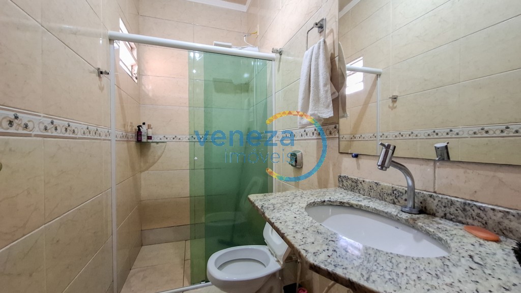 Casa Residencial à venda no bairro Neman Sahyun de Londrina com 116m<sup>2</sup> útil, 4 quartos, 2 vagas de garagem