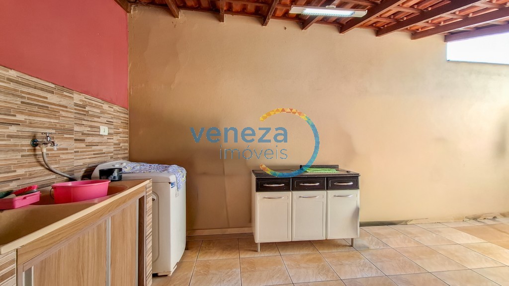 Casa Residencial à venda no bairro Neman Sahyun de Londrina com 116m<sup>2</sup> útil, 4 quartos, 2 vagas de garagem