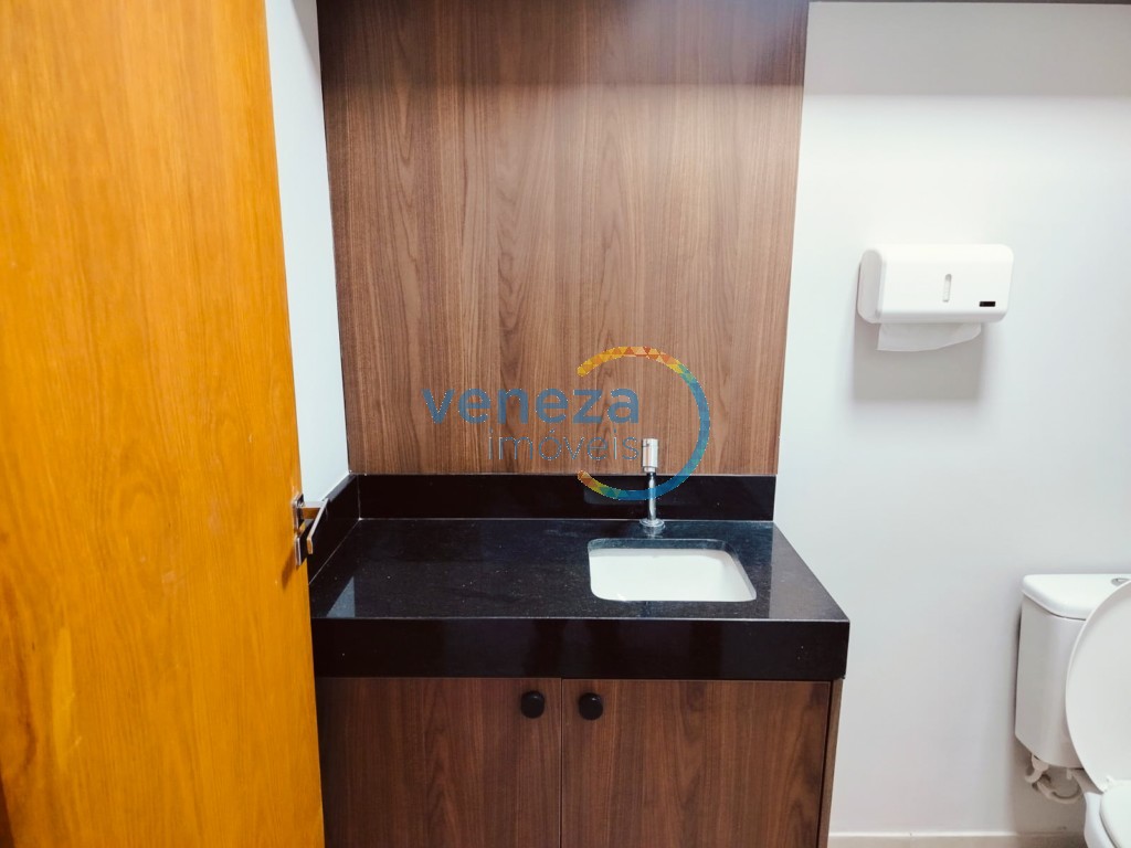 Salão-loja para locação no bairro Kennedy de Londrina com 226m<sup>2</sup> útil, 8 vagas de garagem