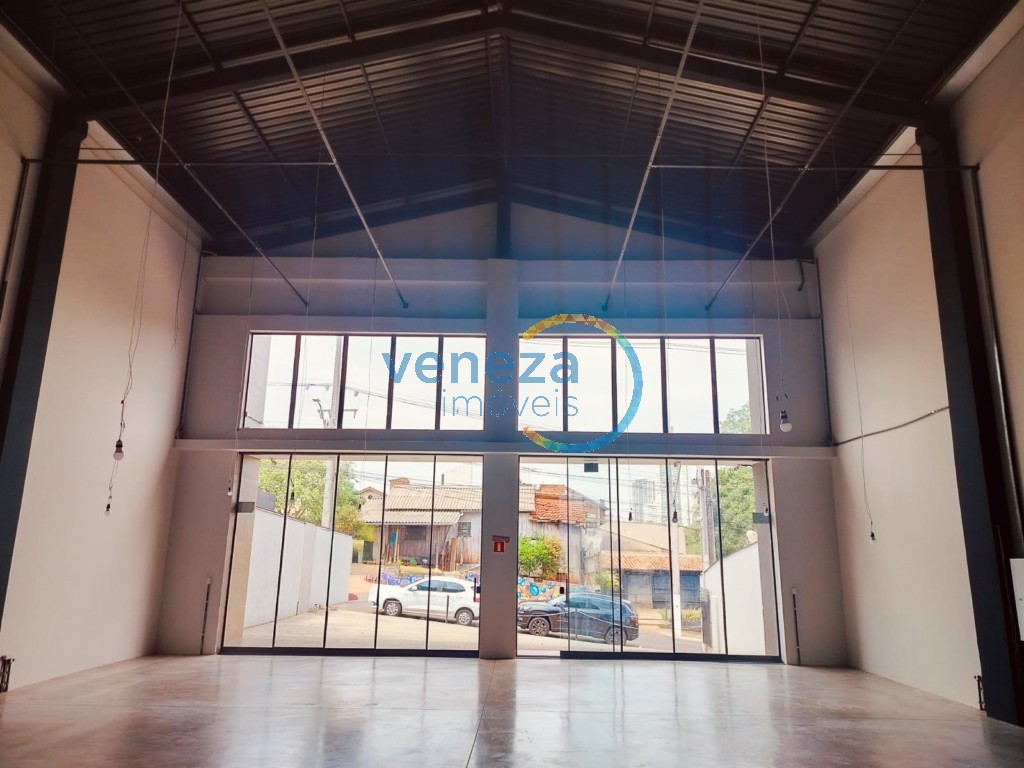 Salão-loja para locação no bairro Kennedy de Londrina com 226m<sup>2</sup> útil, 8 vagas de garagem