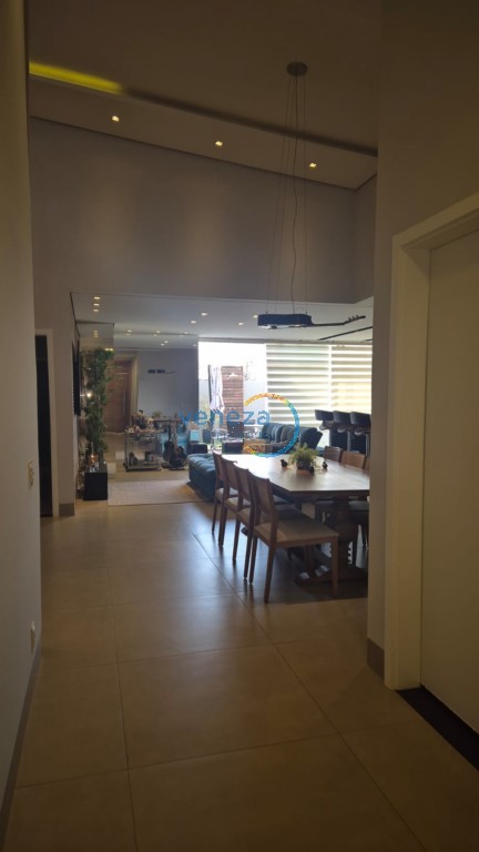 Casa Residencial à venda no bairro Gleba Palhano de Londrina com 206m<sup>2</sup> útil, 3 quartos, 2 vagas de garagem