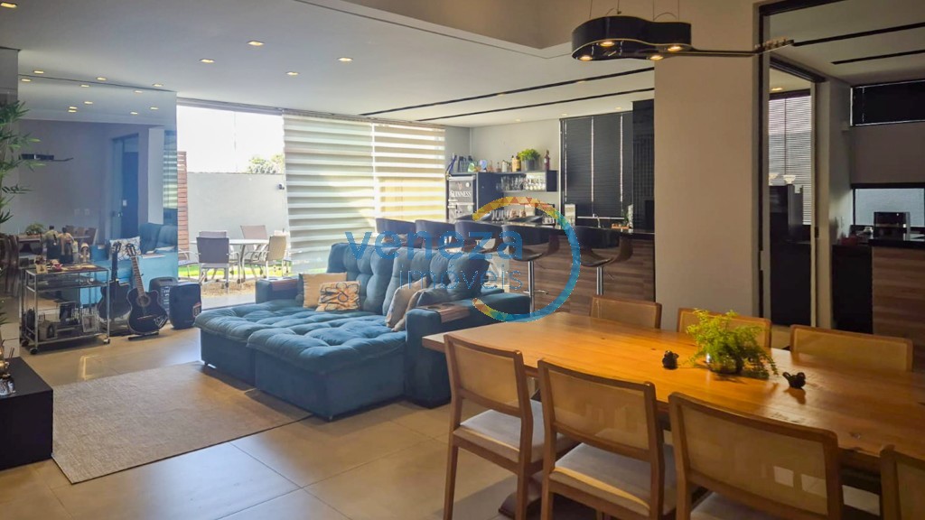 Casa Residencial à venda no bairro Gleba Palhano de Londrina com 206m<sup>2</sup> útil, 3 quartos, 2 vagas de garagem