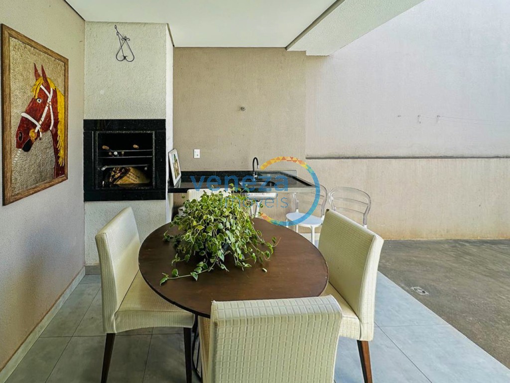 Casa Residencial à venda no bairro Monte Carlo de Londrina com 118m<sup>2</sup> útil, 3 quartos, 2 vagas de garagem