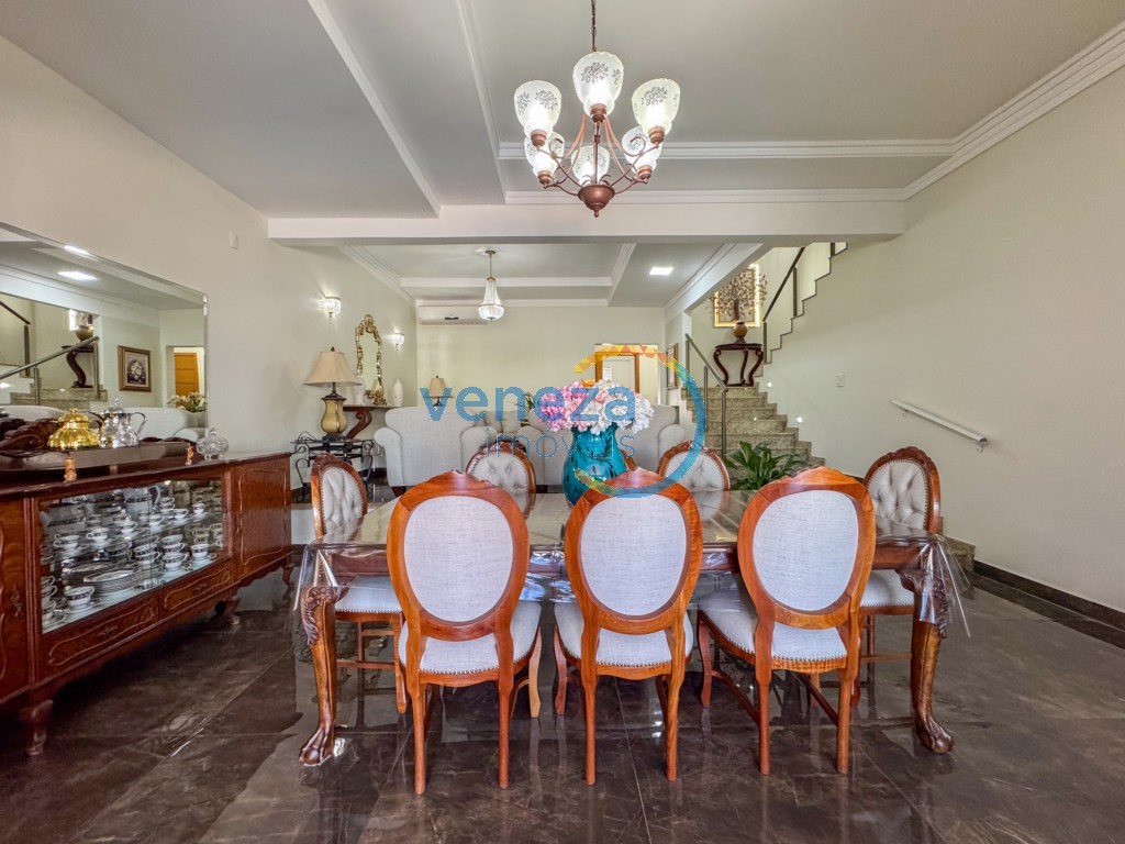 Casa Residencial à venda no bairro Terras de Santana de Londrina com 420m<sup>2</sup> útil, 4 quartos, 2 vagas de garagem