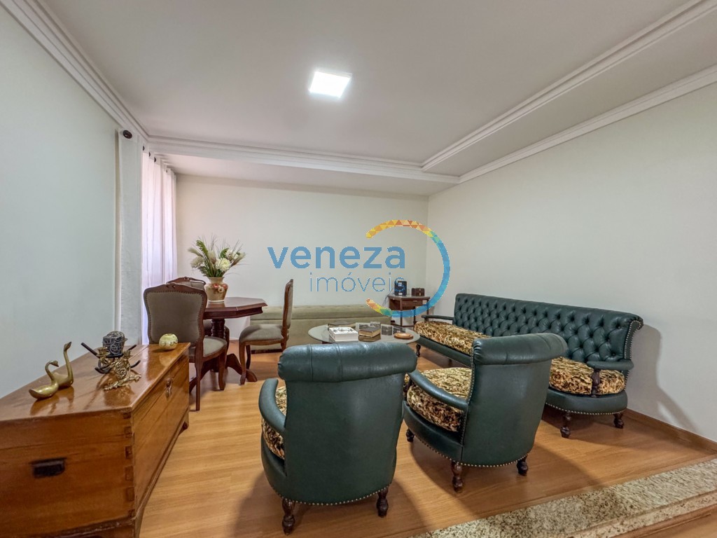 Casa Residencial à venda no bairro Terras de Santana de Londrina com 420m<sup>2</sup> útil, 4 quartos, 2 vagas de garagem