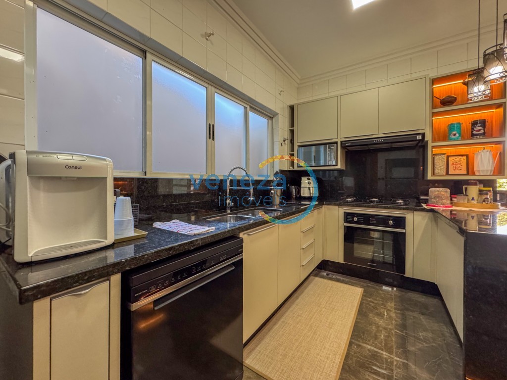 Casa Residencial à venda no bairro Terras de Santana de Londrina com 420m<sup>2</sup> útil, 4 quartos, 2 vagas de garagem