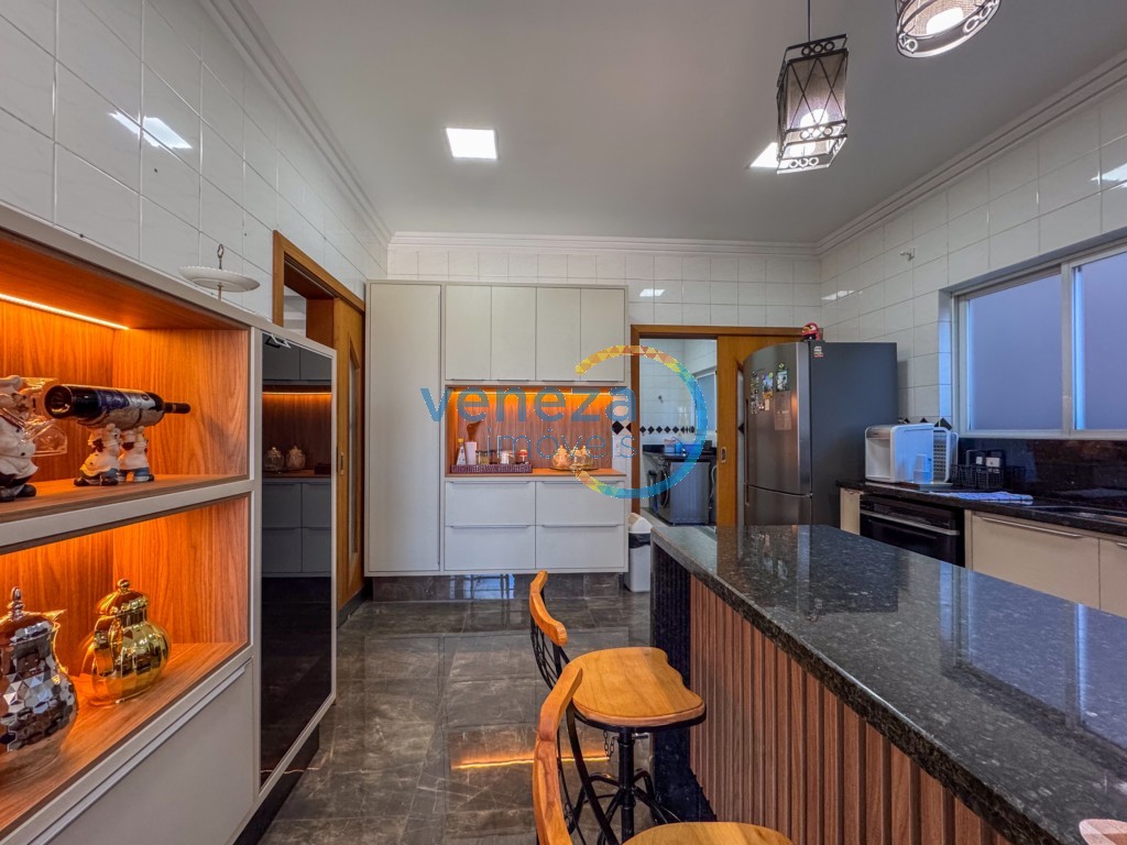 Casa Residencial à venda no bairro Terras de Santana de Londrina com 420m<sup>2</sup> útil, 4 quartos, 2 vagas de garagem