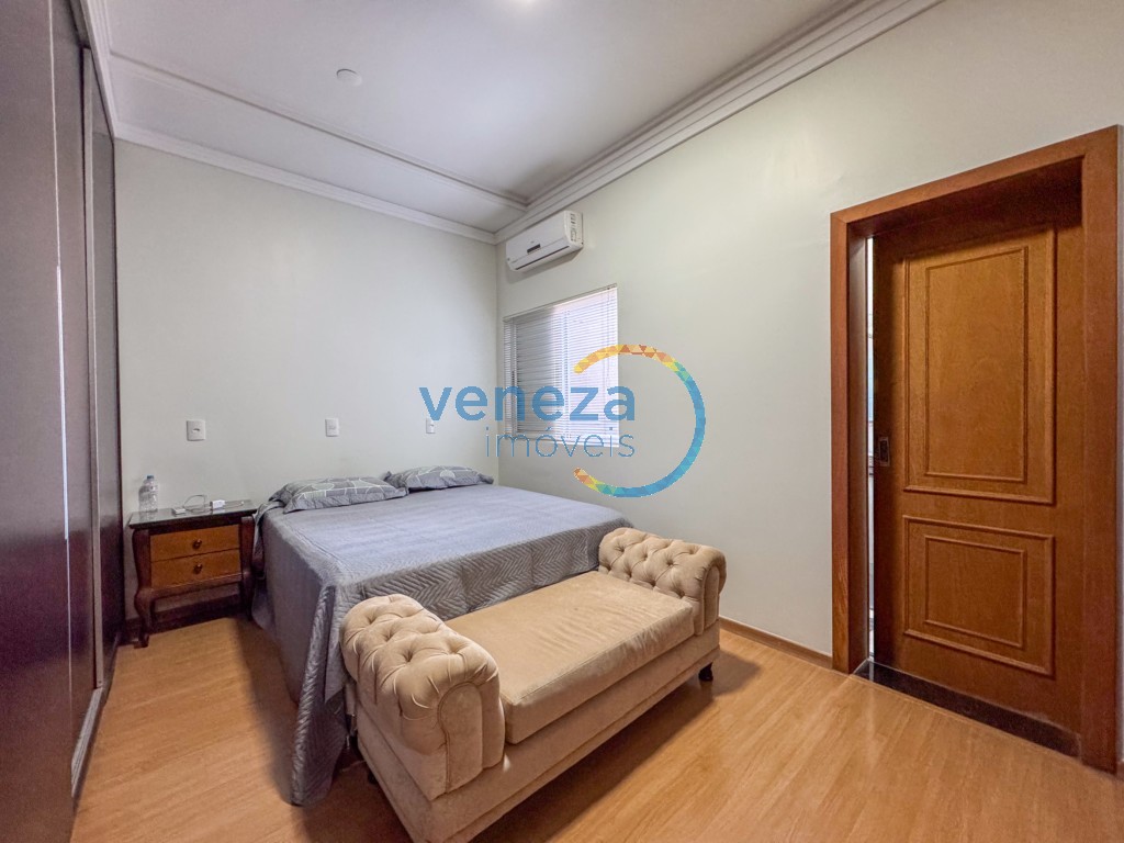 Casa Residencial à venda no bairro Terras de Santana de Londrina com 420m<sup>2</sup> útil, 4 quartos, 2 vagas de garagem