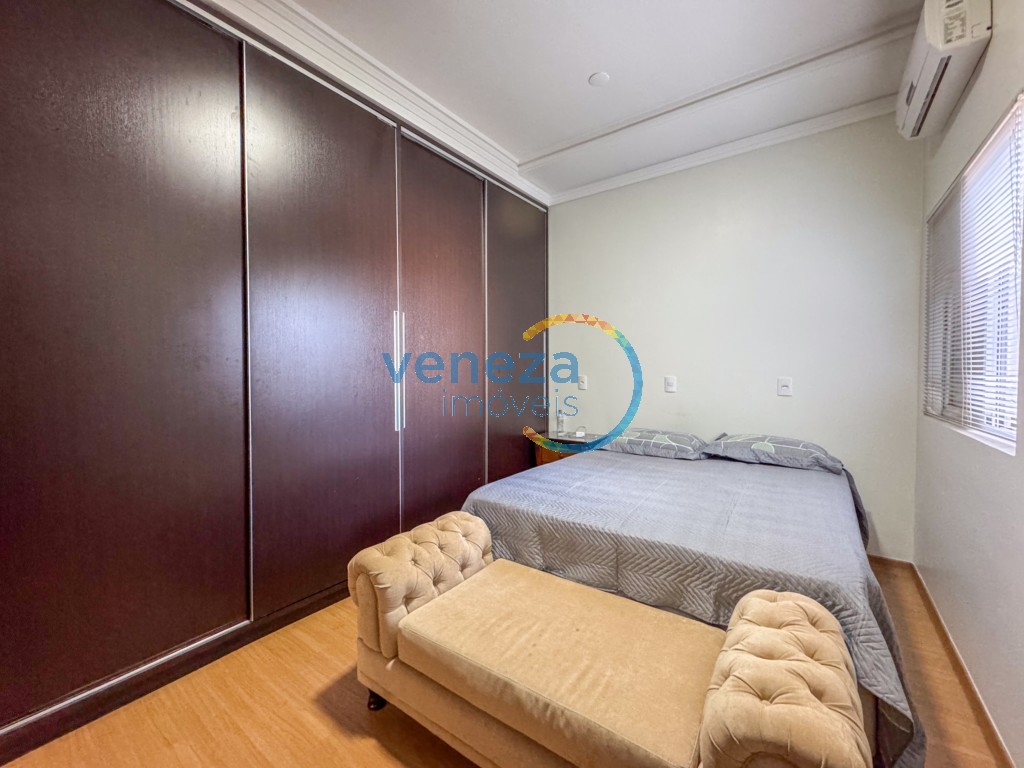 Casa Residencial à venda no bairro Terras de Santana de Londrina com 420m<sup>2</sup> útil, 4 quartos, 2 vagas de garagem