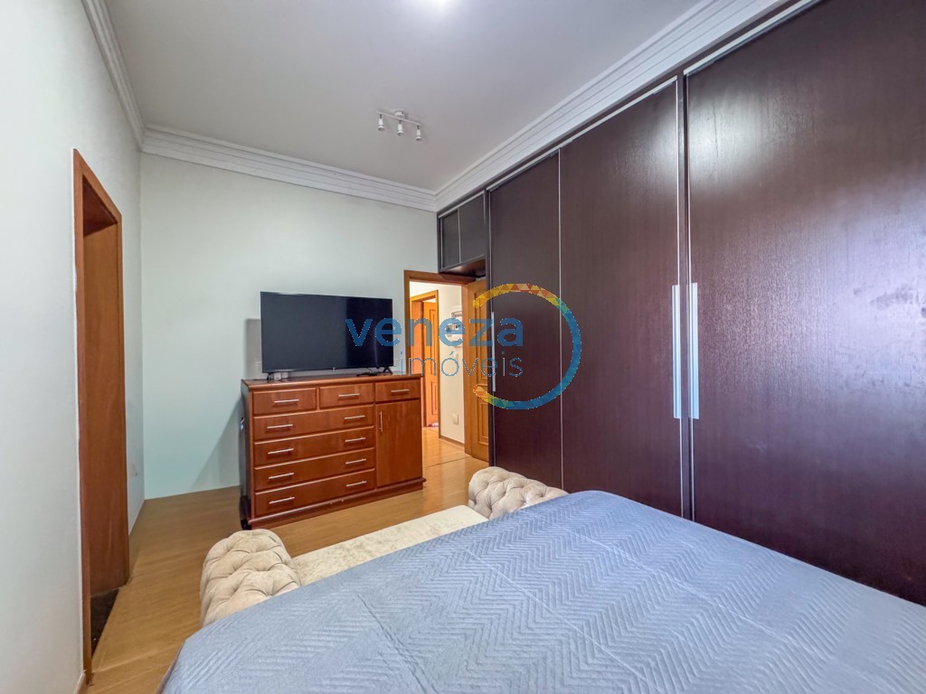 Casa Residencial à venda no bairro Terras de Santana de Londrina com 420m<sup>2</sup> útil, 4 quartos, 2 vagas de garagem