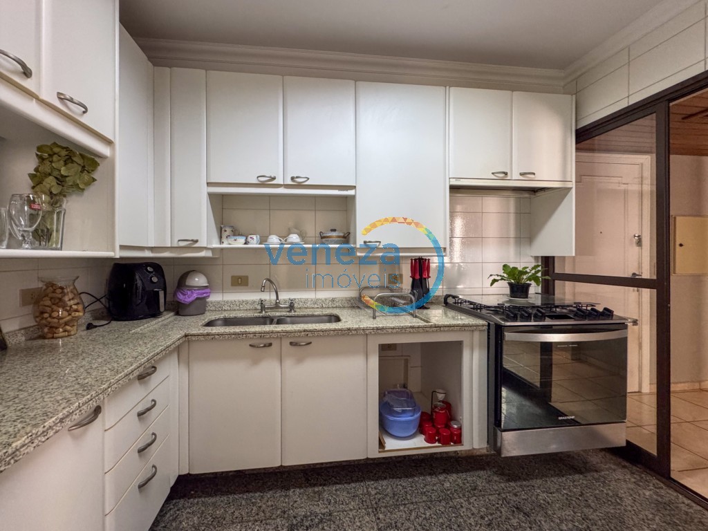 Apartamento para locação no bairro Centro de Londrina com 187m<sup>2</sup> útil, 4 quartos, 2 vagas de garagem