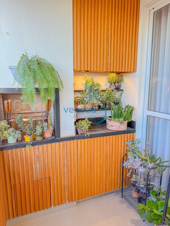 Apartamento à venda no bairro Aurora de Londrina com 75m<sup>2</sup> útil, 3 quartos, 1 vaga de garagem