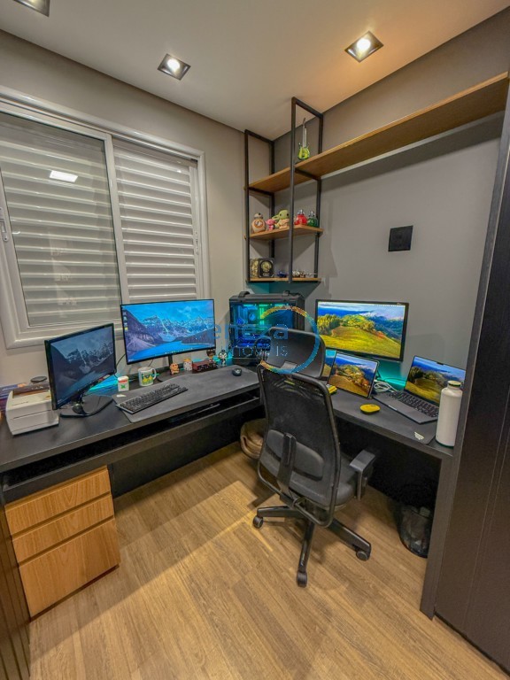 Apartamento à venda no bairro Aurora de Londrina com 75m<sup>2</sup> útil, 3 quartos, 1 vaga de garagem