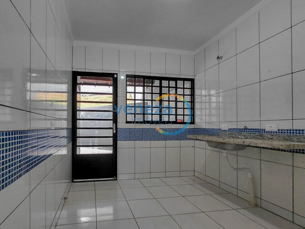 Casa Residencial à venda no bairro Columbia de Londrina com 61.87m<sup>2</sup> útil, 2 quartos, 1 vaga de garagem