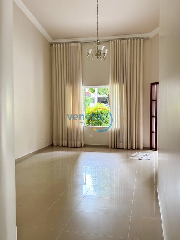 Casa Residencial à venda no bairro Aragarca de Londrina com 205m<sup>2</sup> útil, 4 quartos, 4 vagas de garagem