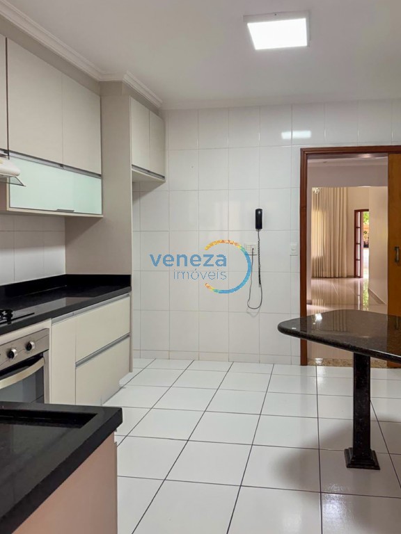 Casa Residencial à venda no bairro Aragarca de Londrina com 205m<sup>2</sup> útil, 4 quartos, 4 vagas de garagem