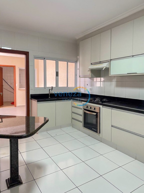 Casa Residencial à venda no bairro Aragarca de Londrina com 205m<sup>2</sup> útil, 4 quartos, 4 vagas de garagem