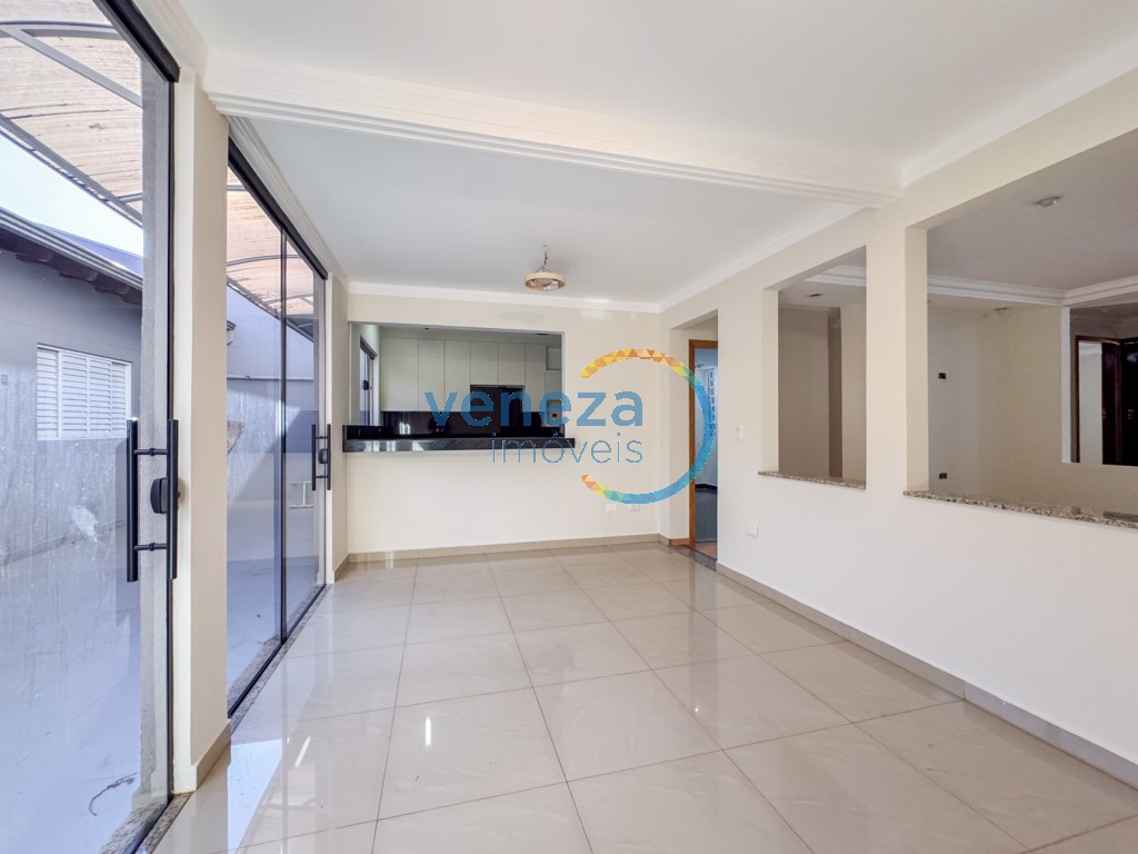 Casa Residencial à venda no bairro Taruma de Londrina com 225m<sup>2</sup> útil, 4 quartos, 2 vagas de garagem