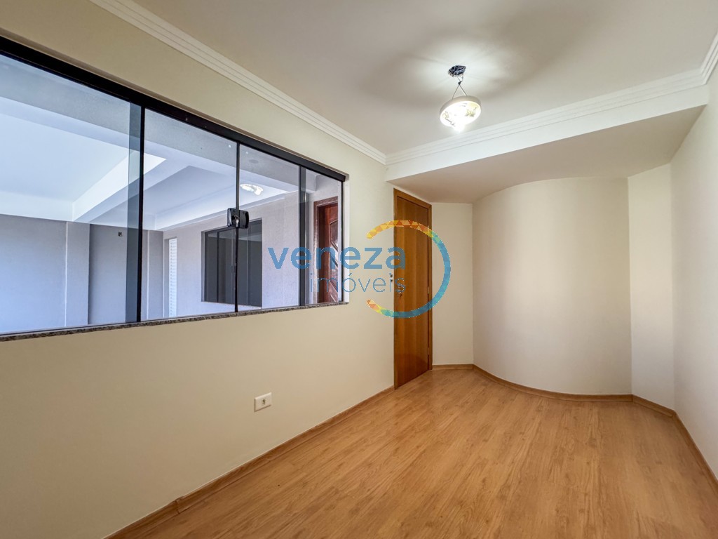 Casa Residencial à venda no bairro Taruma de Londrina com 225m<sup>2</sup> útil, 4 quartos, 2 vagas de garagem