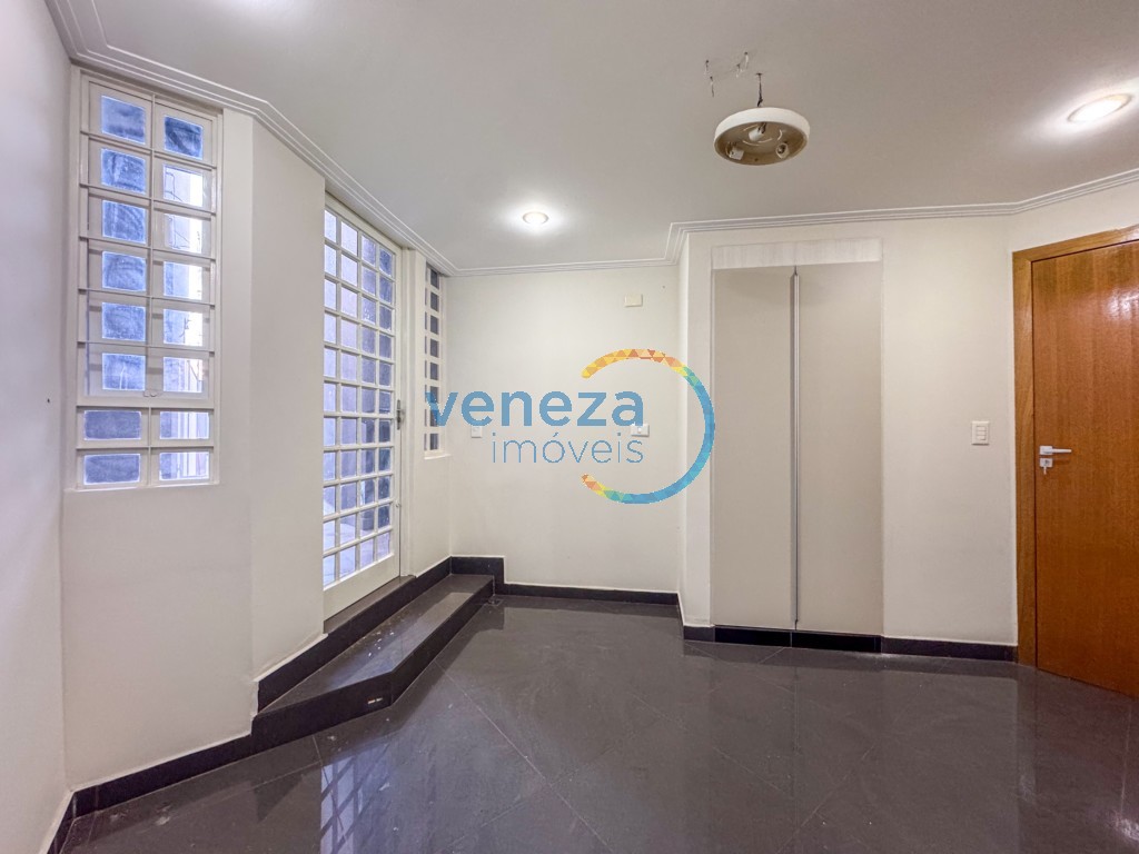 Casa Residencial à venda no bairro Taruma de Londrina com 225m<sup>2</sup> útil, 4 quartos, 2 vagas de garagem