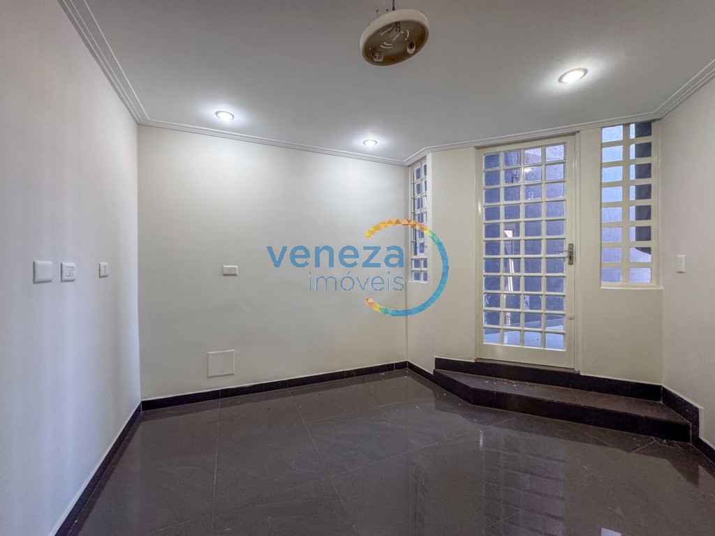 Casa Residencial à venda no bairro Taruma de Londrina com 225m<sup>2</sup> útil, 4 quartos, 2 vagas de garagem