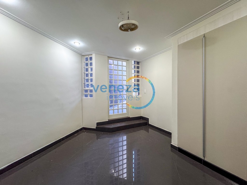 Casa Residencial à venda no bairro Taruma de Londrina com 225m<sup>2</sup> útil, 4 quartos, 2 vagas de garagem