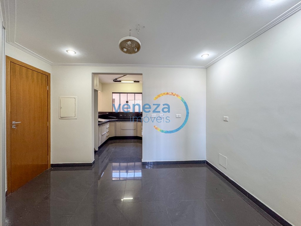 Casa Residencial à venda no bairro Taruma de Londrina com 225m<sup>2</sup> útil, 4 quartos, 2 vagas de garagem