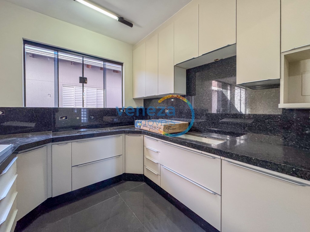 Casa Residencial à venda no bairro Taruma de Londrina com 225m<sup>2</sup> útil, 4 quartos, 2 vagas de garagem