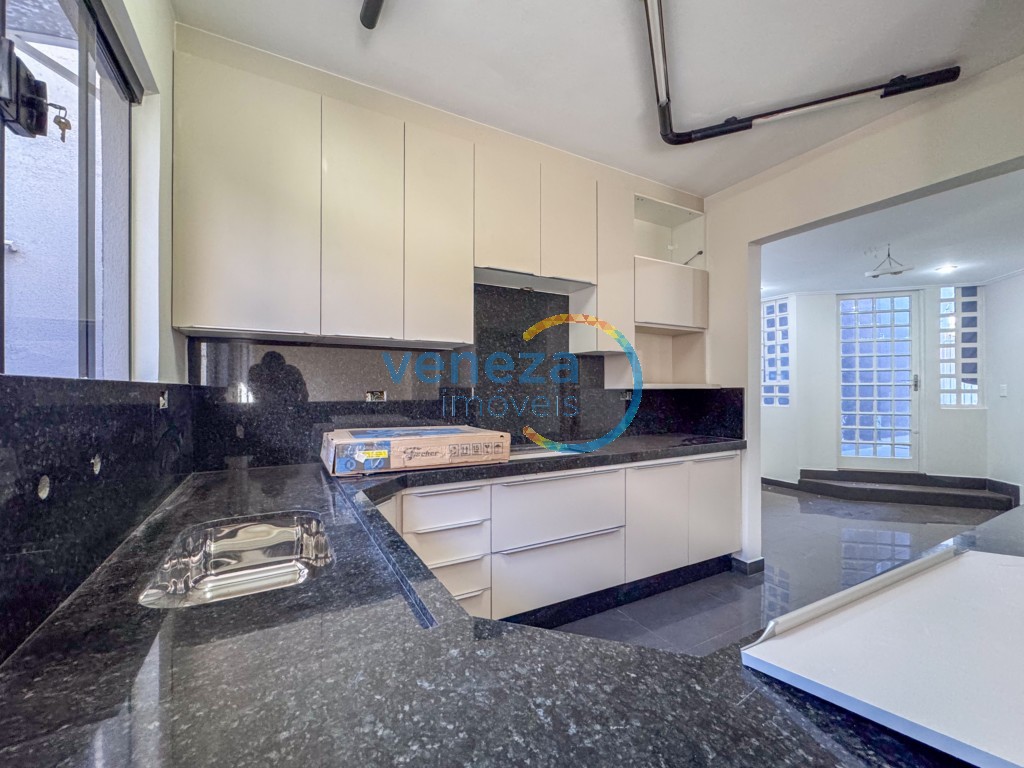 Casa Residencial à venda no bairro Taruma de Londrina com 225m<sup>2</sup> útil, 4 quartos, 2 vagas de garagem