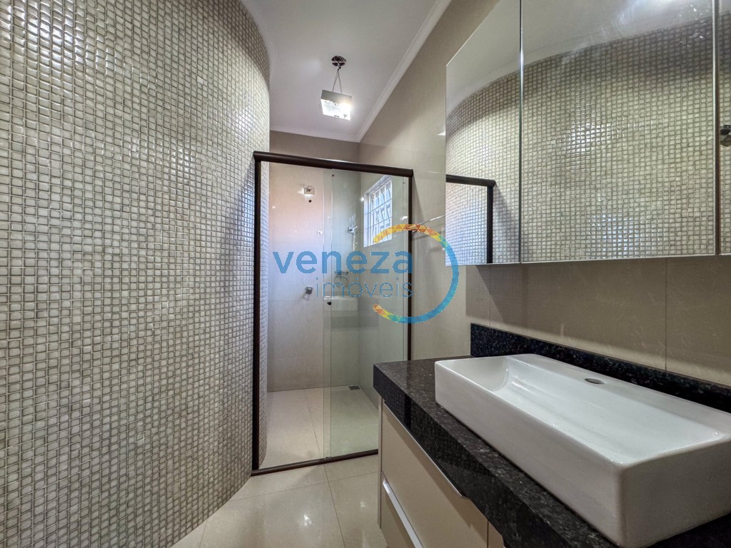 Casa Residencial à venda no bairro Taruma de Londrina com 225m<sup>2</sup> útil, 4 quartos, 2 vagas de garagem